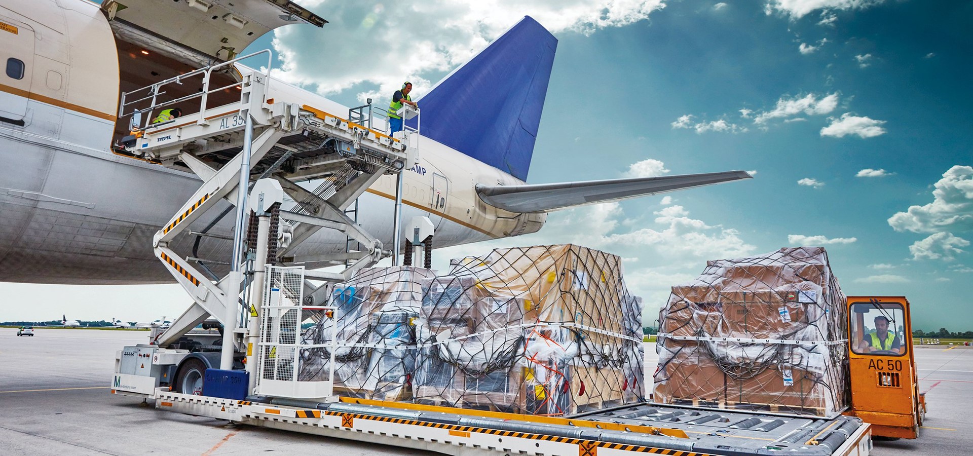 trepel-airport-equipment-cargo-high-loader-01